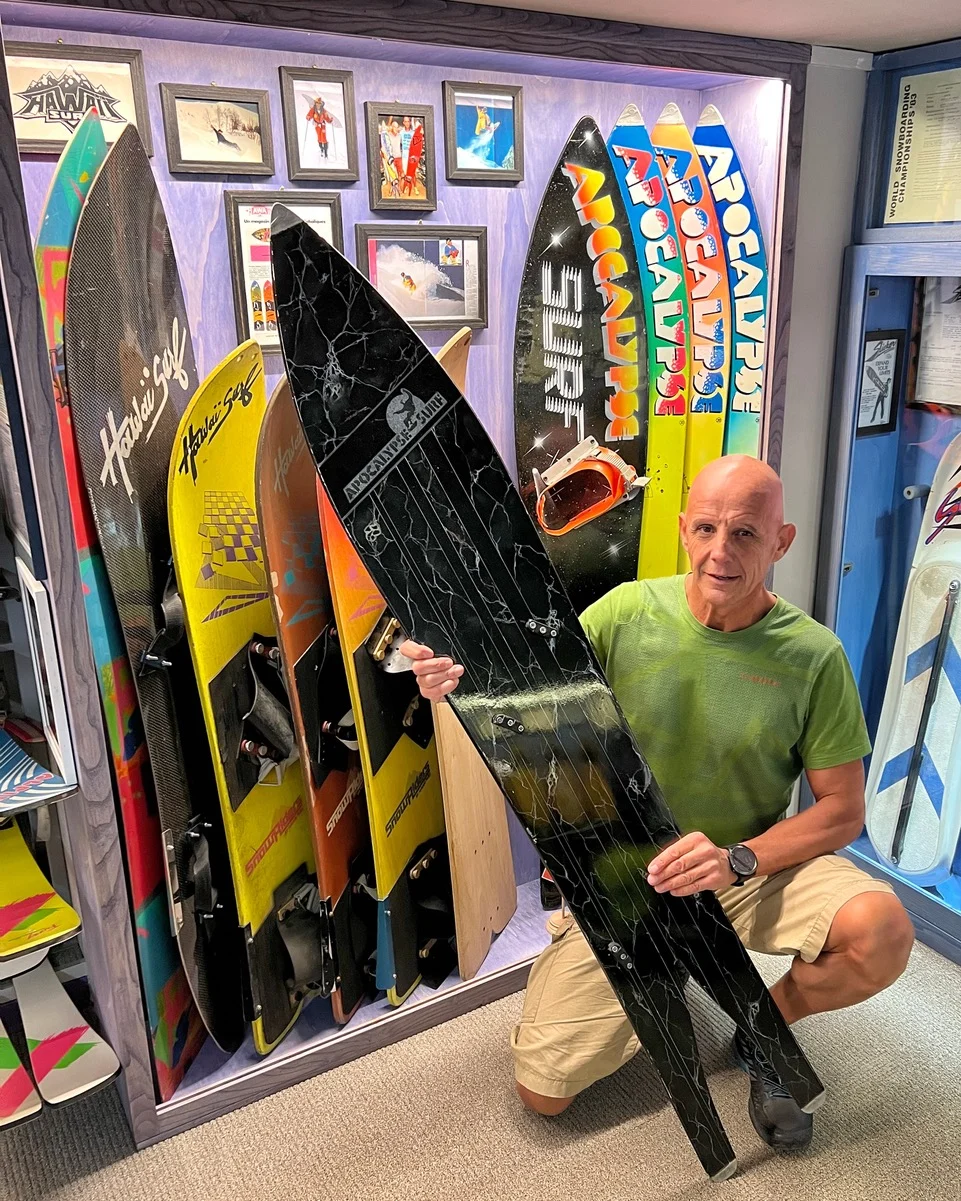 Dino Bonelli con una tavola storica nel Museo Italiano dello Snowboard