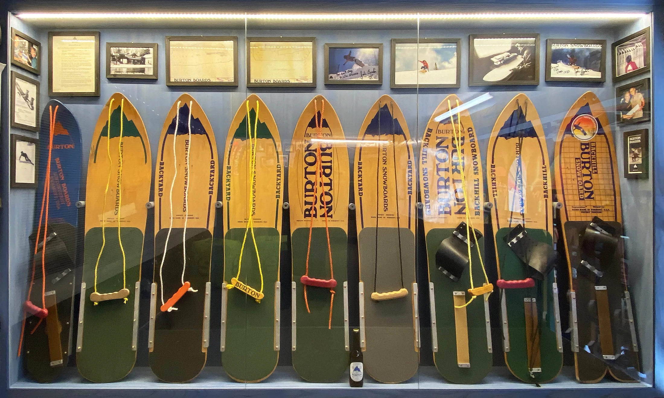 Una selezione di tavole Burton storiche esposte al Museo Italiano dello Snowboard