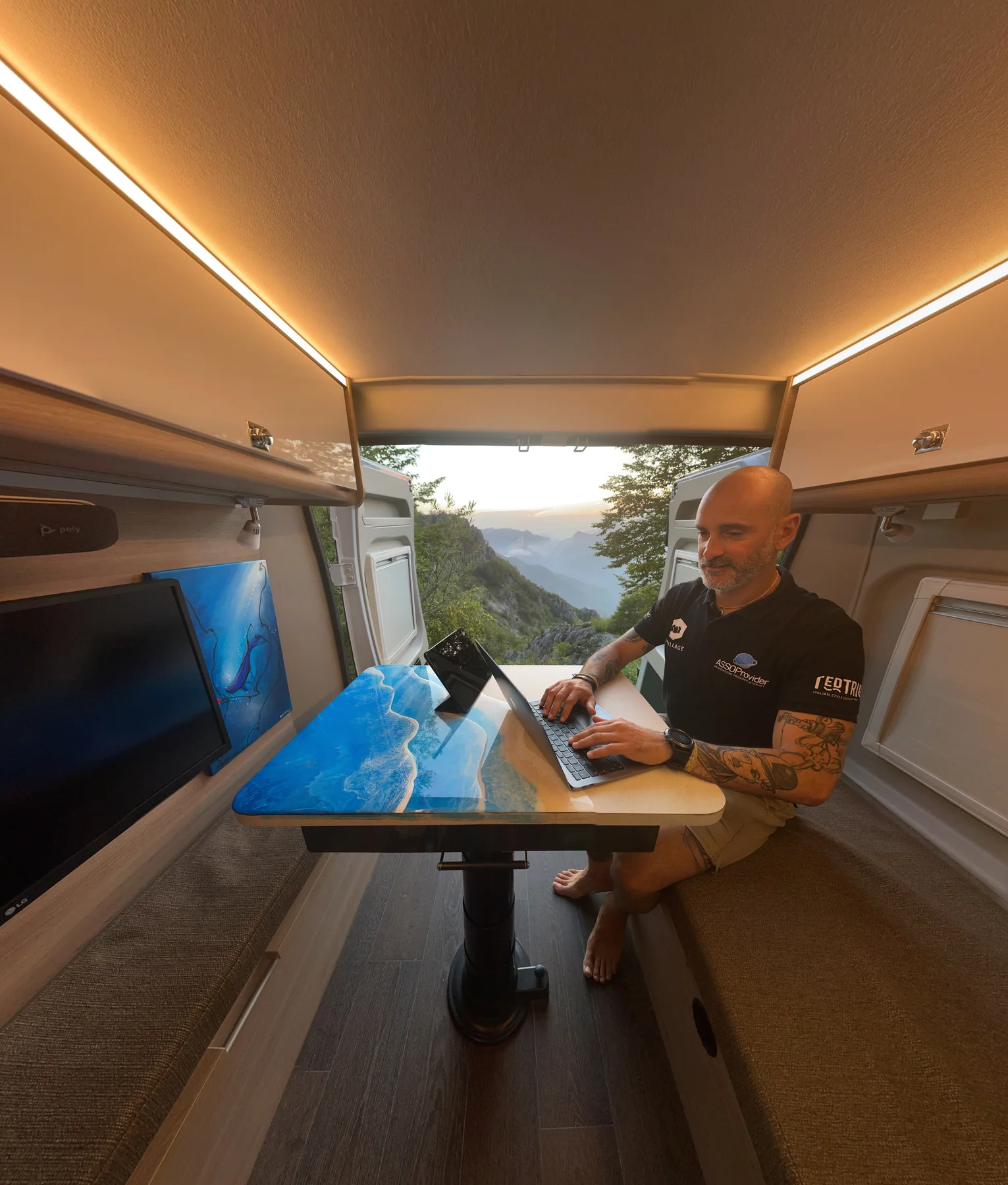 Samuel Lo Gioco lavora al computer all’interno del suo camper